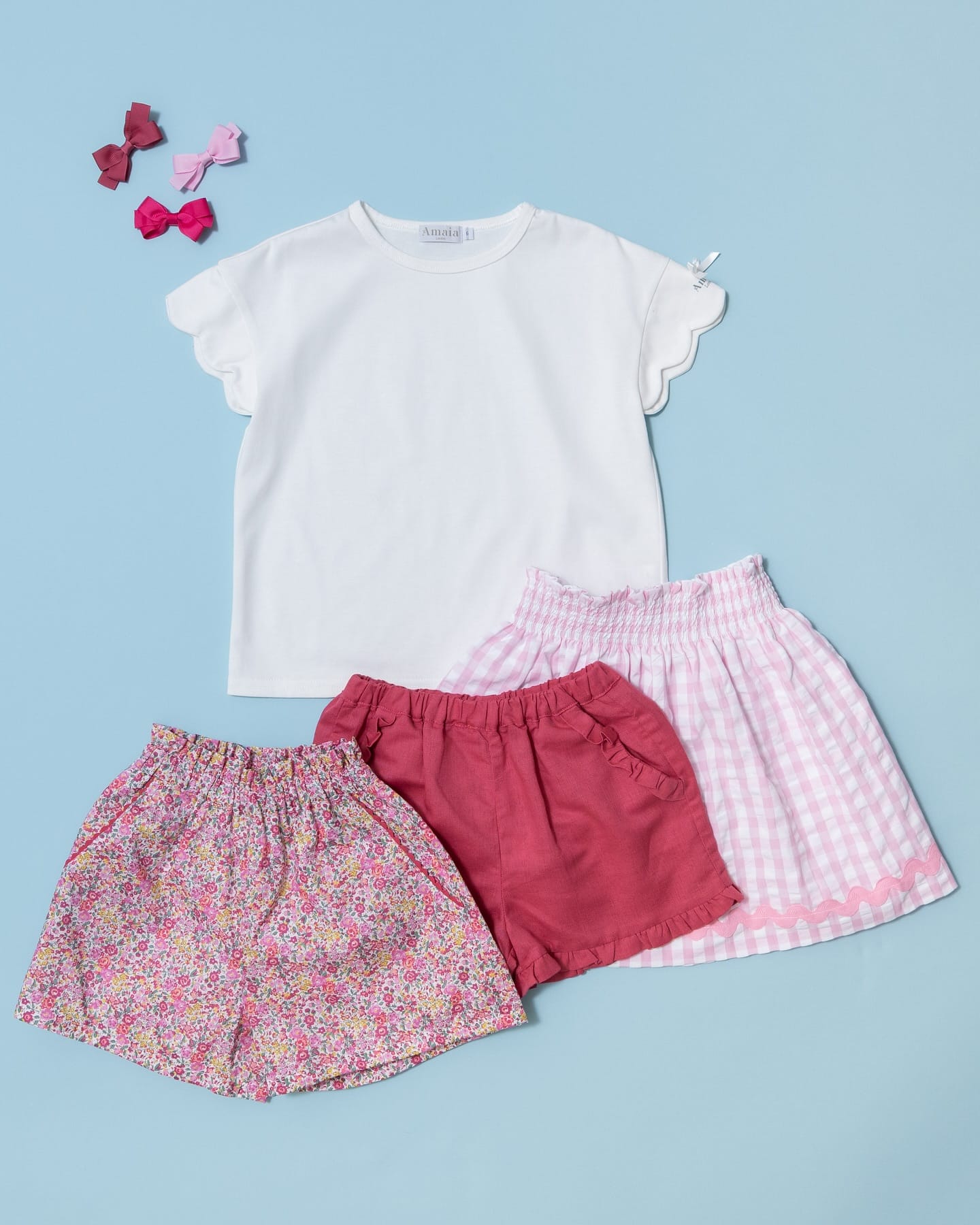 🩷 ピンクボトムス🩷今シーズンも愛らしさ溢れるピンクアイテムが揃っています。華やかでフェミニンな『Freesia short』フリルが可憐な『Daisy short』甘くてキュートな『Billie skirt』シンプルなTシャツに合わせるだけで、一気に女の子らしいスタイルが完成。さらにヘアアクセサリーをプラスすれば、華やかなコーディネートに仕上がります皆さんはどのピンクボトムスがお好みですか？#アマイアキッズ #amaiakids #amaiajapan #英国子供服 #リバティプリント #女の子アイテム #ピンクアイテム #女の子コーデ #キッズヘアアクセサリー #女の子ママ #海外子供服 @amaia_japan⁡▼オンラインショップhttps://amaia.jp