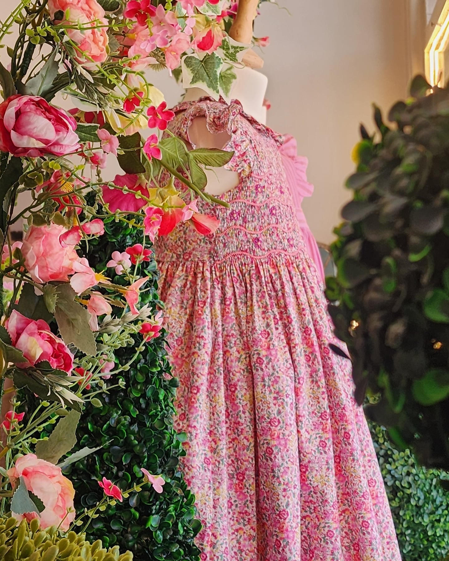 お花に包まれた『Falbala dress』リバティプリントに、繊細で華やかなスモッキング刺繍。エレガントで上品な佇まいがAmaia Kidsらしさを物語ります。ブランドを代表するクラシックなワンピースとして、今も変わらず愛され続けている一着。いつまでも心を惹きつける特別な存在です。#アマイアキッズ #amaiakids #amaiajapan #英国子供服 #海外ブランド #女の子アイテム #女の子コーデ #女の子ワンピース #リバティプリント #手刺繍 #スモッキング刺繍 #女の子ママ #出産祝い女の子 @amaia_japan⁡▼オンラインショップhttps://amaia.jp