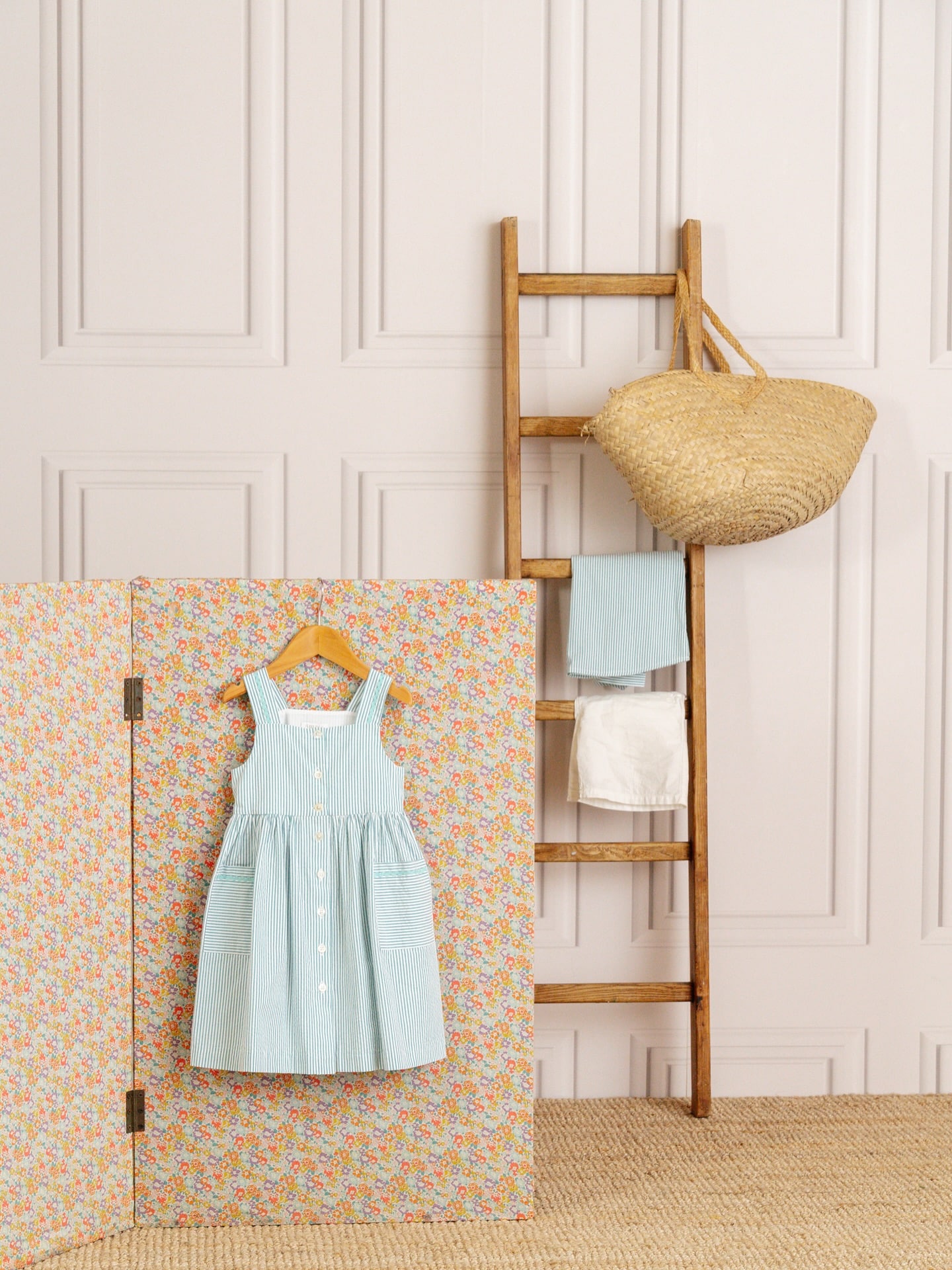 🩵シアサッカー生地のワンピース🩵凹凸のあるシアサッカー生地は、さらりとした肌ざわりで暑い季節にぴったり️たっぷりギャザーのふんわりシルエットに大きなポケットが可愛いアクセント。肩とポケットにはパステルターコイズの装飾がディテールにもこだわった愛らしい一着です♡一枚でさらりと着るのはもちろん、カーディガンやTシャツとのレイヤードもオススメです。#アマイアキッズ #amaiakids #amaiajapan #英国子供服 #女の子コーデ #女の子ワンピース #夏ワンピース #夏スタイル #女の子ママ #キッズワードローブ #子供部屋 @amaia_japan⁡▼オンラインショップhttps://amaia.jp