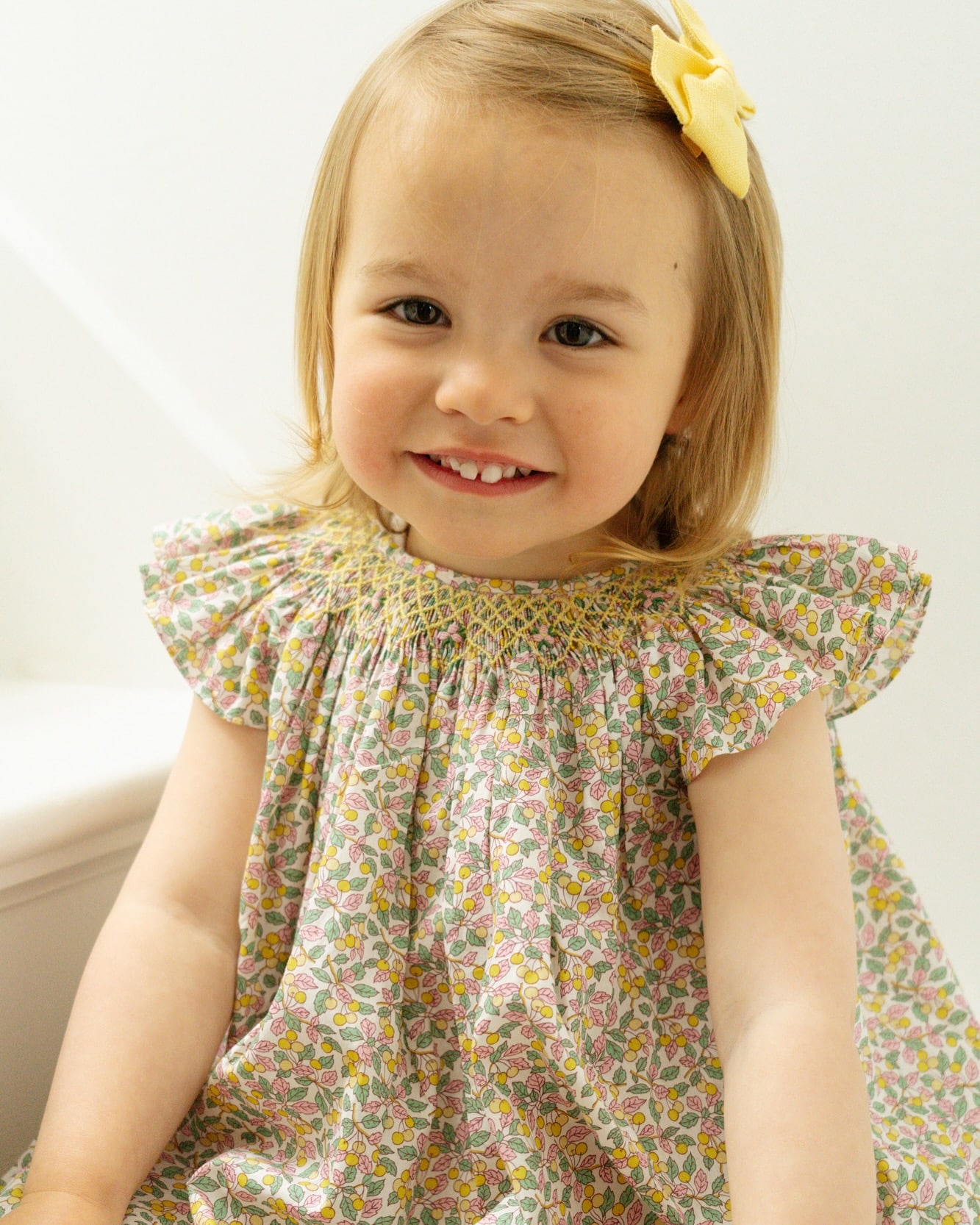 🦋 Butterfly dress優雅なフリルに色彩が美しく調和した特別な一着。首もとを彩るスモッキング刺繍は、職人の手仕事による贅沢なディテール🪡🧵イエロー、ピンク、グリーンの繊細な糸が、リバティ柄「Colleen’s Orchard」と優しく響き合います。上質なタナローン生地ならではの上品さが引き立ち、一枚で軽やかにお召しいただけます。姉妹でリンクコーデもお楽しみいただける華やかなワンピースです#アマイアキッズ #amaiakids #amaiajapan #リバティプリント #手刺繍 #スモッキング刺繍 #リンクコーデ #姉妹コーデ #ベビーアイテム #出産祝い女の子 #女の子ワンピース #英国子供服@amaia_japan⁡▼オンラインショップhttps://amaia.jp