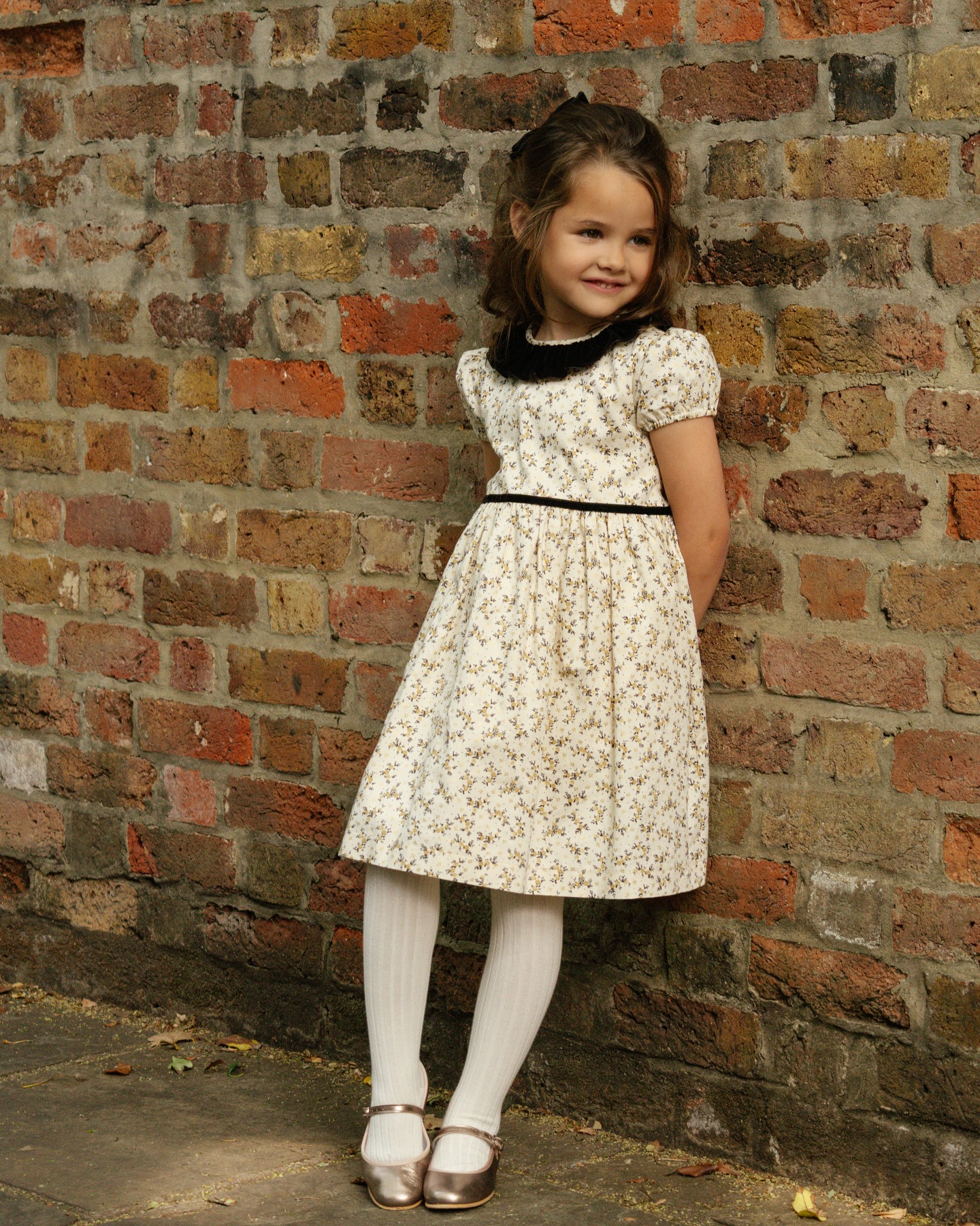 クラシカルな英国のエレガンスマスタードやグレー、ゴールドの小さなお花にブラックリーフのデザイン。そこに重ねたのは、エレガントなブラックベルベット光を受けて上品に煌めくゴールドのお花が、さりげない華やかさを添えますベルベット素材のヘアアクセサリーと合わせた優雅なスタイルも♡【Amaia Kids 秋冬コレクション】をぜひご覧ください。#アマイアキッズ#amaiakids #amaiajapan #キッズヘアアクセサリー #ヘアアクセサリー #女の子ワンピース #花柄ワンピース #英国子供服 #女の子ママ #女の子服 #女の子コーデ @amaia_japan⁡▼オンラインショップhttps://amaia.jp