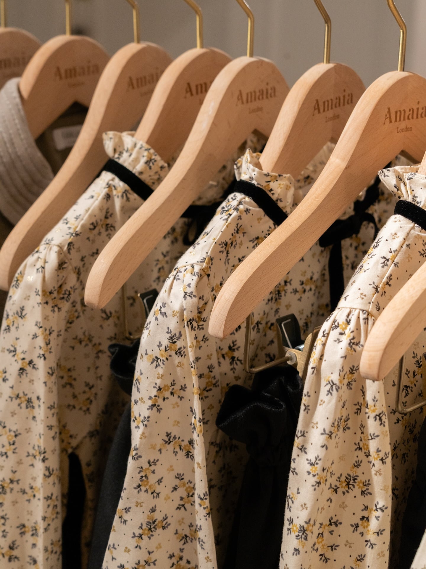 『Diana blouse』凛としたフリルの立ち襟が優雅な雰囲気を纏い、ブラックベルベットのリボンがエレガンスと甘さを添えてくれる一着。スカートと合わせればよりクラシカルに、パンツスタイルならぐっと洗練された印象に。日常から特別な日まで幅広く活躍するアイテムです♡新作アイテムをオンラインサイトで、ぜひチェックしてみてください#アマイアキッズ #amaiakids #amaiajapan #英国子供服 #海外子供服 #イギリスブランド #キッズファッション #女の子ママ #出産祝い #女の子服 #英国スタイル @amaia_japan⁡▼オンラインショップhttps://amaia.jp