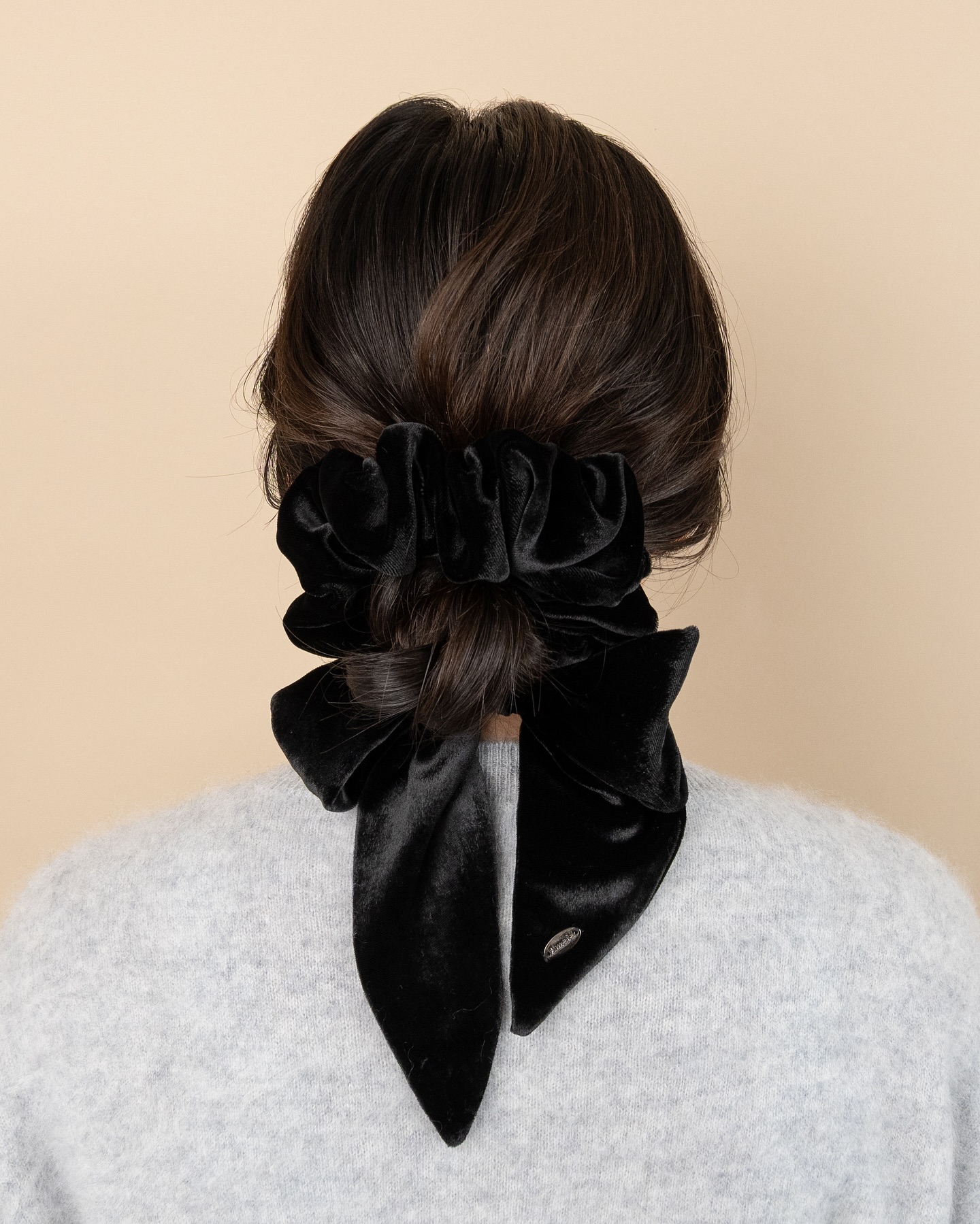 新作婦人用リボンシュシュ秋冬の華やぎを、後ろ姿から。 上質なブラックベルベットと深みのあるシャンブレーのヘアアクセサリー 新作リボンシュシュは2Way仕様。やわらかな質感と上品な佇まいで、後ろ姿に優雅な印象を添えます。ママとキッズでリンクコーデも楽しめる、ヘアアクセサリーです♡ 伊勢丹新宿店のポップアップでもお求めいただけます。アマイアキッズPOPUP SHOP期間：9月24日（水）〜9月30日（火）場所：伊勢丹新宿店本館6階 リ・スタイルキッズ#アマイアキッズ #amaiakids #amaiajapan #英国ブランド #キャサリン妃 #シャーロット王女 #親子コーデ #ママコーデ #ママライフ #リボンシュシュ #ヘアアクセサリー #秋冬ヘアアクセサリー #isetan #伊勢丹新宿店 @amaia_japan⁡▼オンラインショップhttps://amaia.jp