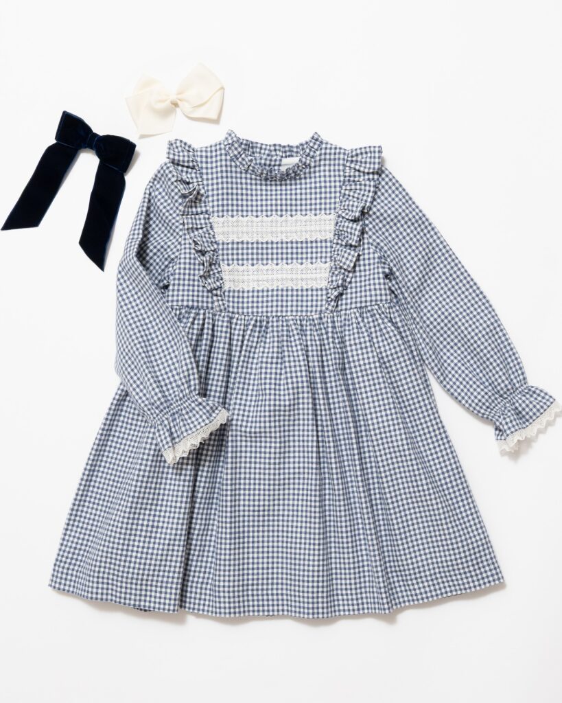 可憐な『Soledad dress』🤍ゆれる肩のフリルが、後ろ姿まで可憐なワンピース♡落ち着いたブルーのチェック柄で、可愛らしさと上品さを両立胸元と袖先の繊細なホワイトレースが、やさしい雰囲気に華やかさをプラスします🦢七五三やお食事会、イベントの装いにもオススメです。⛩️🍽️Amaia Kids ポップアップ開催中期間：9月24日（水）〜9月30日（火）場所：伊勢丹新宿店本館6階 リ・スタイルキッズ#アマイアキッズ #amaiakids #amaiajapan #七五三 #誕生日ギフト #女の子ワンピース #女の子コーデ #女の子ママ #英国ライフ #英国子供服 #伊勢丹新宿店 #isetan@amaia_japan⁡▼オンラインショップhttps://amaia.jp