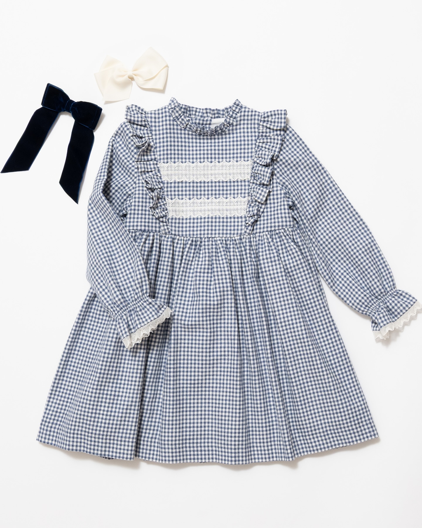 可憐な『Soledad dress』🤍ゆれる肩のフリルが、後ろ姿まで可憐なワンピース♡落ち着いたブルーのチェック柄で、可愛らしさと上品さを両立胸元と袖先の繊細なホワイトレースが、やさしい雰囲気に華やかさをプラスします🦢七五三やお食事会、イベントの装いにもオススメです。⛩️🍽️Amaia Kids ポップアップ開催中期間：9月24日（水）〜9月30日（火）場所：伊勢丹新宿店本館6階 リ・スタイルキッズ#アマイアキッズ #amaiakids #amaiajapan #七五三 #誕生日ギフト #女の子ワンピース #女の子コーデ #女の子ママ #英国ライフ #英国子供服 #伊勢丹新宿店 #isetan@amaia_japan⁡▼オンラインショップhttps://amaia.jp