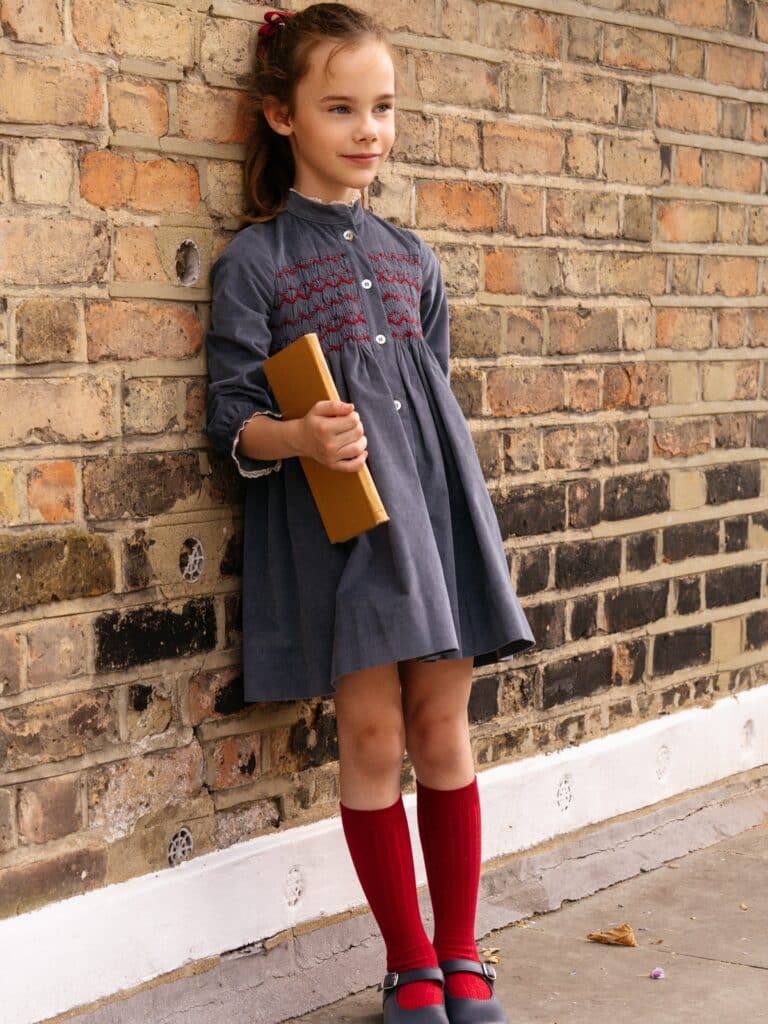 エレガントなスモッキング刺繍🪡🧵コバルトブルーの生地に、職人の手刺繍が映える特別感のあるワンピースダークレッドのスモッキング刺繍が引き立ち、繊細なホワイトレースが上品で可憐な雰囲気をプラスします🪽同じ生地の男の子用サロペットもあるので、男の子は赤いシャツや靴下を合わせて、兄弟姉妹でおそろいコーデも楽しめます細やかなディテールが引き立つワンピースは、お誕生日など大切な日の装いにもぴったりです。Amaia Kids ポップアップ、本日最終日！期間：9月24日（水）〜9月30日（火）場所：伊勢丹新宿店本館6階 リ・スタイルキッズ#アマイアキッズ #amaiakids #amaiajapan #ベビーコーデ #誕生日コーデ #七五三 #出産祝いギフト #女の子ワンピース #女の子コーデ #男の子ヘビー #英国子供服 #伊勢丹新宿店 #isetan@amaia_japan⁡▼オンラインショップhttps://amaia.jp