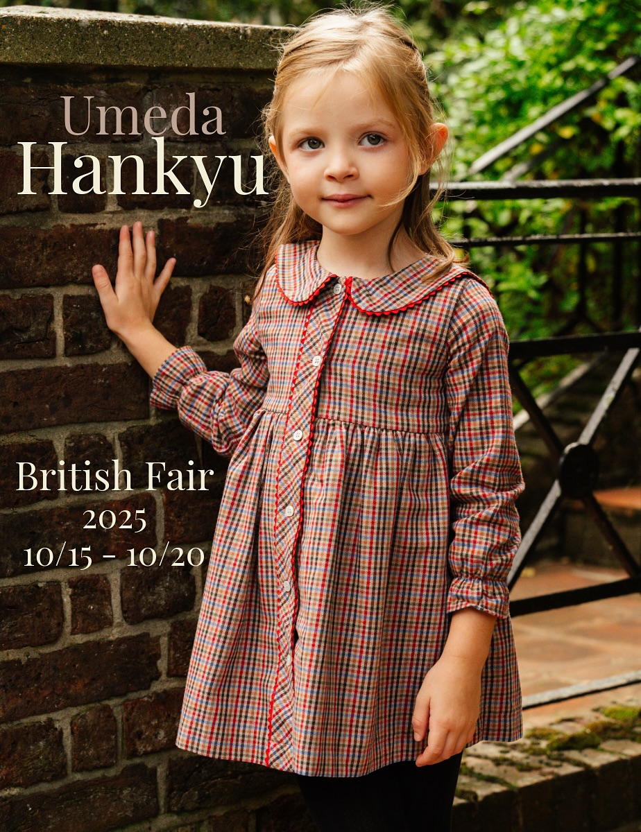 阪急うめだ本店　英国フェア2025アマイアキッズ6日間限定ショップ期間：10月15日（水）〜10月20日（月）場所：阪急うめだ本店 9階 催場店頭では、セーラーカラーが愛らしいチェック柄のワンピース 『Daisy dress』 を先行販売📸レッドやブルー、ブラウンを基調にしたマルチカラーに、丸襟と前立ての装飾が可愛らしさを引き立てる、Amaiaならではの細やかなディテールのワンピース♡イギリス王室のシャーロット王女をはじめ、ロイヤルキッズが着用したコートも販売予定🐏その他、新作の可愛らしいベビー・子供服やリバティ柄のバッグ、ヘアアクセサリーなど、ママとキッズでリンクコーデを楽しめるアイテムもご用意しています税込30,000円以上お買い上げの方には、オリジナル『リバティ柄 ポケットティッシュカバー』をプレゼント。さらに、コートをお買い上げの方に、『アマイアオリジナルバッグ』をプレゼント。（どちらもなくなり次第終了です）英国らしいエレガンスとクラフトマンシップを、この機会にぜひご覧ください#アマイアキッズ #amaiakids #amaiajapan #英国子供服 #海外子供服 #英国展 #阪急うめだ本店 #うめはん #阪急百貨店 #英国フェア #シャーロット王女 #キャサリン妃 #英国ライフ @amaia_japan⁡▼オンラインショップhttps://amaia.jp