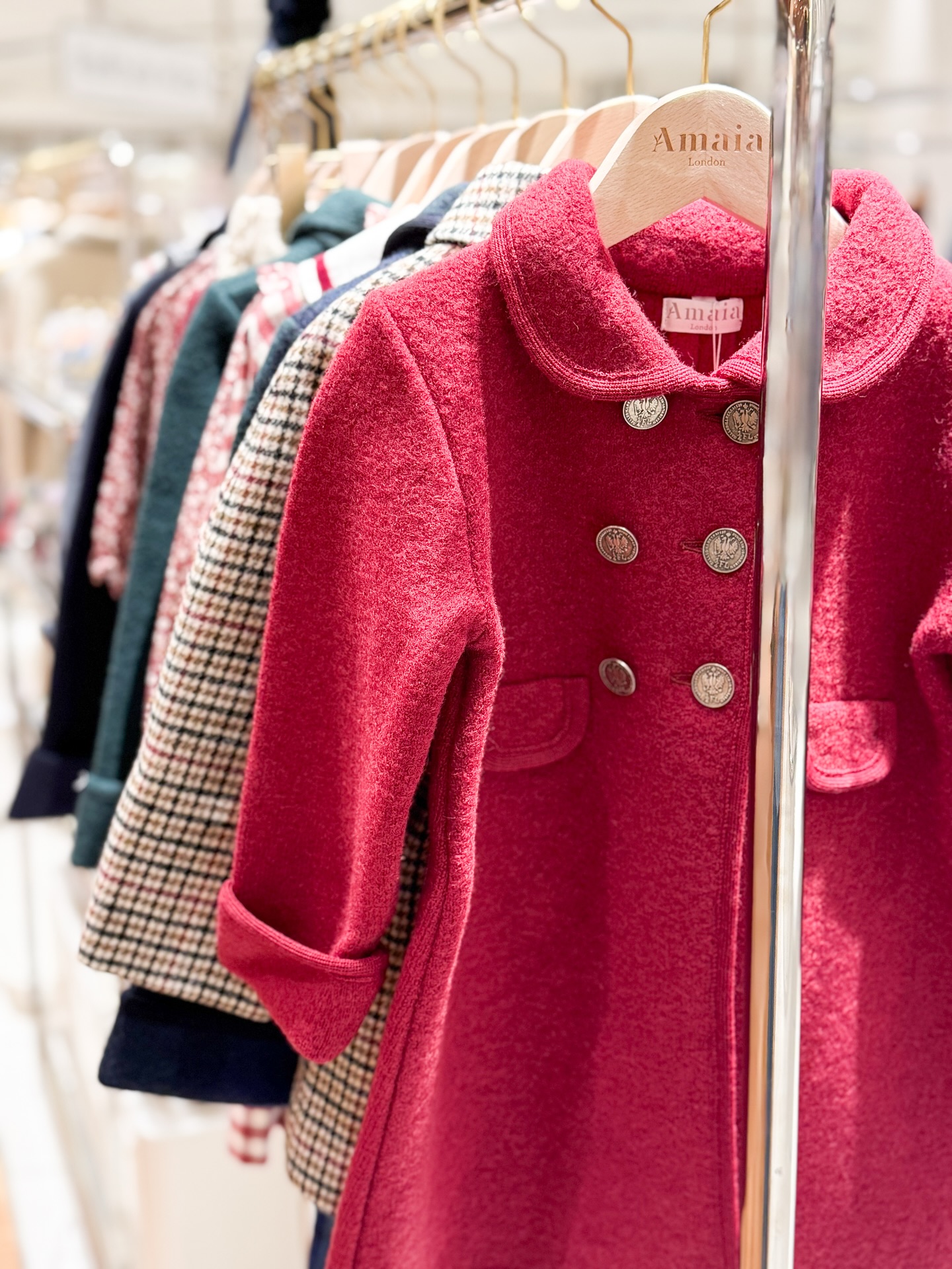 まもなく♡Amaia Kids (アマイアキッズ) が出店する阪急うめだ本店【英国フェア2025】は 10月15日（水）からスタートイギリス王室・シャーロット王女もご愛用された『Razorbil coat』の3色（バーガンディ／グリーン／ネイビー）を含む、全8色を販売予定です上質な素材と英国の伝統が息づく Amaiaのアイテムを、ぜひ店頭でご覧ください🕊️#アマイアキッズ #amaiakids #amaiajapan #英国子供服 #阪急うめだ #うめはん #英国フェア #イギリス王室 #シャーロット王女 #キッズコート@amaia_japan ⁡ ▼オンラインショップ https://amaia.jp