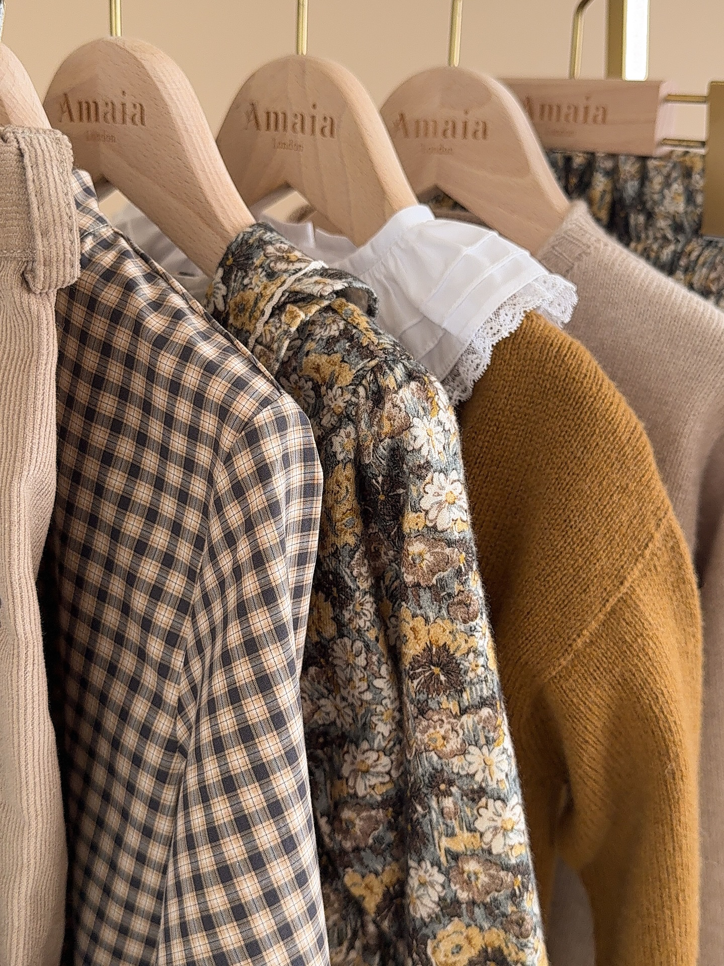 Autumn Winter – 美しい色彩のハーモニー 温かみのあるキャラメルカラーやチェック柄、 モダンな色合いが織りなす美しいハーモニー落ち着いた秋冬トーンに、華やぎと上品さを添えて。クラシカルでありながら新鮮に、 上品でありながら愛らしく Amaia KidsのAutumn Winterコレクション#アマイアキッズ #amaiakids #amaiajapan #英国子供服 #海外子供服 #英国スタイル #女の子コーデ #男の子コーデ #キッズコーデ #女の子ママ #男の子ママ @amaia_japan⁡▼オンラインショップhttps://amaia.jp