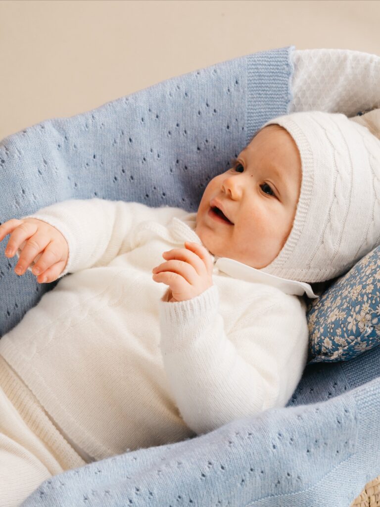 カシミア混のベビーアイテム🧸🧶ヨーロッパ製ならではの、軽やかで暖かなカシミア混素材を使用した高品質なアイテム。『Boe set』🍼ボンネット・トップス・ボトムスの3点セット。赤ちゃんをやさしく包み込む、タイムレスなデザインです。『Blanket』🤍🩷🩵おくるみとしてはもちろん、ベビーカーやベッドの上でも大活躍。幅広いシーンで使える一枚です。やわらかな肌触りと上質なアイテムは、男の子・女の子ベビーへの出産祝いとしても大好評人気アイテムのため、本格的な寒さが訪れる前にお早めにチェックを#アマイアキッズ #amaiakids #amaiajapan #ベビーギフト #出産祝い #男の子ベビー #女の子ベビー #男の子ママ #女の子ママ #赤ちゃん服 #ベビー服 #ベビーシャワーギフト #ベビーブランケット #おくるみ@amaia_japan▼オンラインショップhttps://amaia.jp