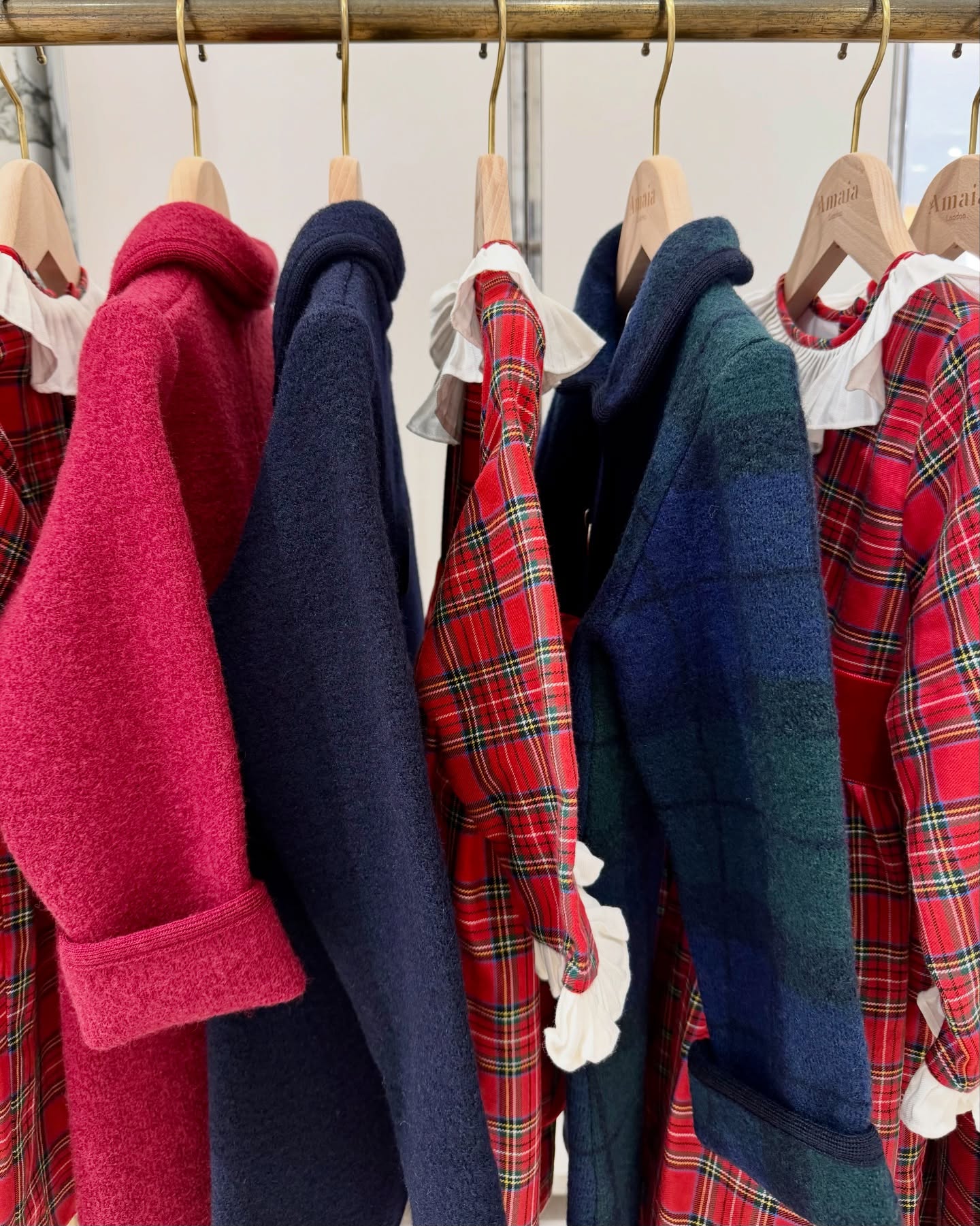クリスマスに重ねるコート️Amaia Kidsのクリスマスコレクションに寄り添う、英国らしい色合わせをご紹介ネイビー × レッドタータン静かな深みのあるネイビーに鮮やかなレッドを添えて。落ち着いた華やかさが広がる組み合わせ。タータンチェック × レッドタータンクリスマスらしさを感じられる、クラシカルな配色。季節の雰囲気をモダンに楽しめる色合い。 バーガンディ × レッドタータンおしゃれなバーガンディにタータンを重ねた、可愛らしい色合い。女の子らしさを引き立てる特別な組み合わせ。皆さんはどの色合わせがお好みですか？Amaia Kidsのクリスマスコレクションとともに、あたたかなホリデーシーズンをお過ごしください♡#アマイアキッズ #amaiakids #amaiajapan #英国子供服 #キッズコート #キッズアウター #クリスマスコレクション #クリスマスギフト #キッズファッション #女の子ママ #女の子服@amaia_japan⁡▼オンラインショップhttps://amaia.jp