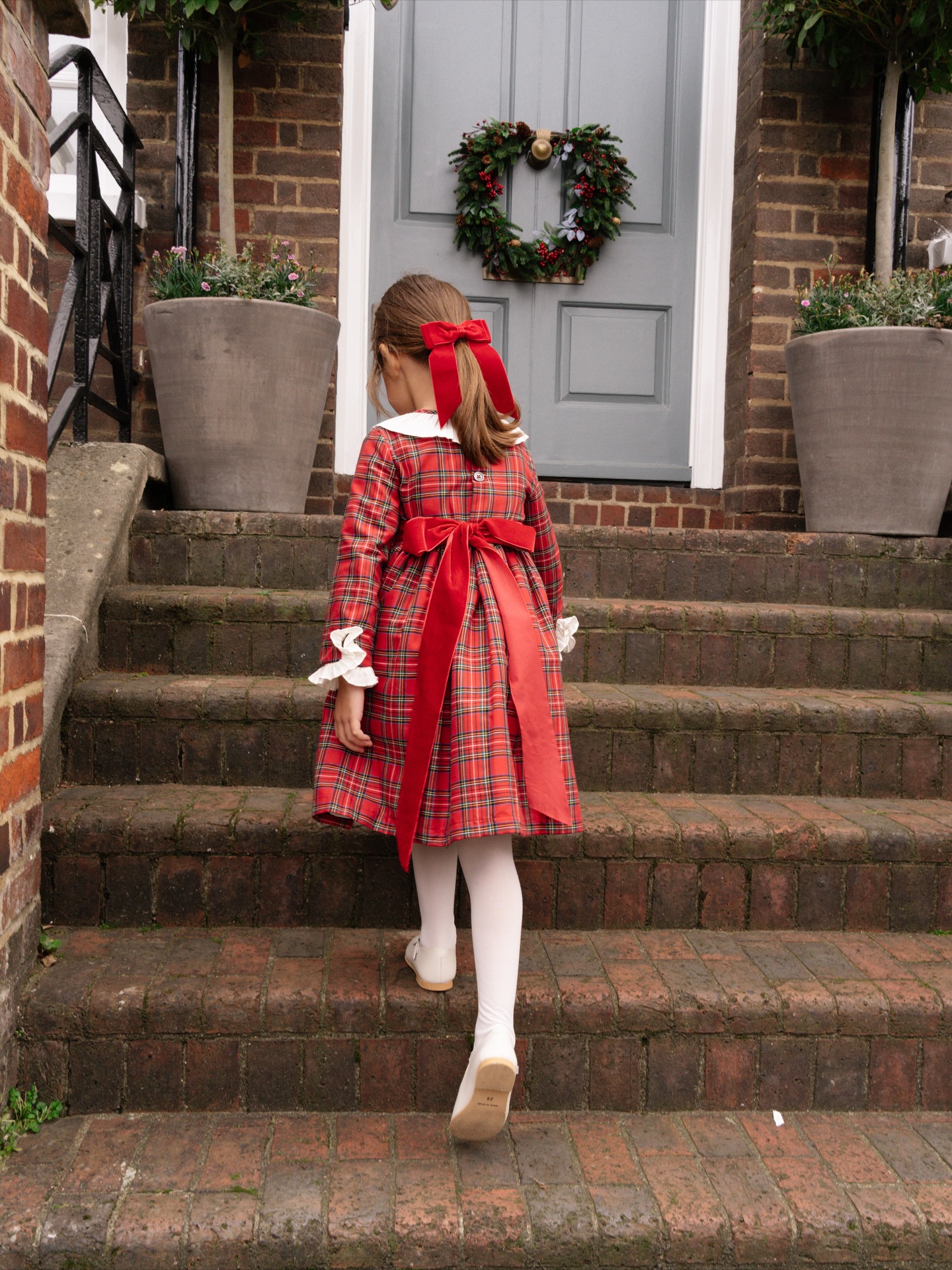 🦢後ろ姿まで愛らしい『Pompadour Dress』くるりと回りたくなる、どの角度から見ても可愛らしいワンピース♡後ろ姿のたっぷりベルベットリボンは、お出かけやパーティーシーンで思わず見惚れてしまう華やかさホワイトプリーツの襟やオープンカフスの袖など、細部にまでこだわりが詰まったAmaiaらしいデザインです今年の冬は、『Pompadour Dress』で心ときめくひとときを️#アマイアキッズ #amaiakids #amaiajapan #英国子供服 #クリスマスパーティー #クリスマスコーデ #クリスマスコレクション #女の子ワンピース #女の子ママ #発表会 #クリスマス会 @amaia_japan⁡▼オンラインショップhttps://amaia.jp