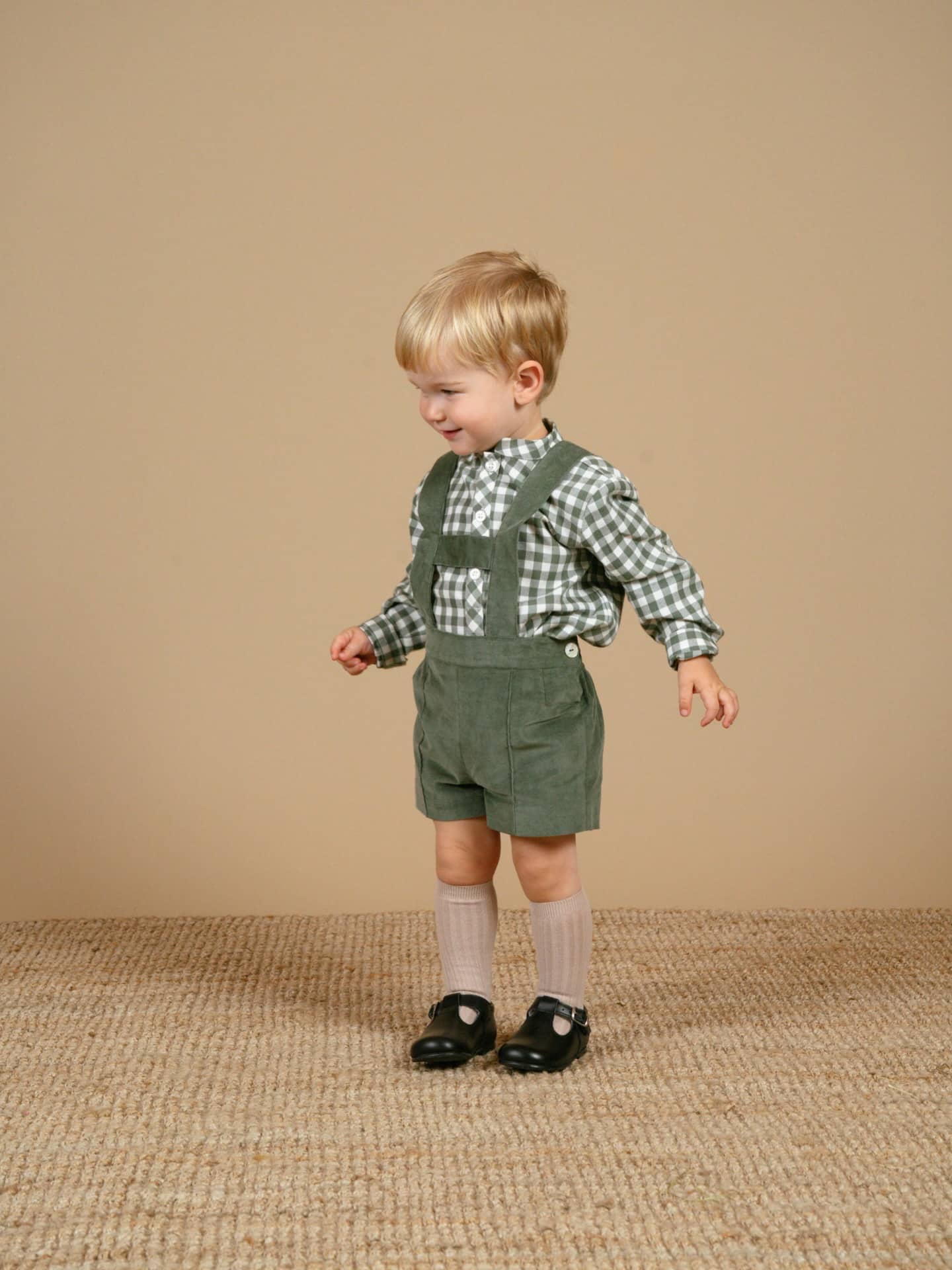 冬のベビースタイルカーキチェック × カーキコーデュロイ立ち襟のチェックシャツがアクセントになったトップスに、コーデュロイ素材のボトムスを合わせてぬくもりをプラス。タイツを合わせればさらに温かく、寒い季節も快適に。季節感のある素材コーデで、冬のお出かけがもっと楽しみに️クリスマスギフトや出産祝いとしてもオススメです🍼#アマイアキッズ #amaiakids #amaiajapan #男の子ベビー #ベビーギフト #出産祝い男の子 #ベビーコーデ #男の子ママ #クリスマスギフト #ベビー服男の子 @amaia_japan⁡▼オンラインショップhttps://amaia.jp