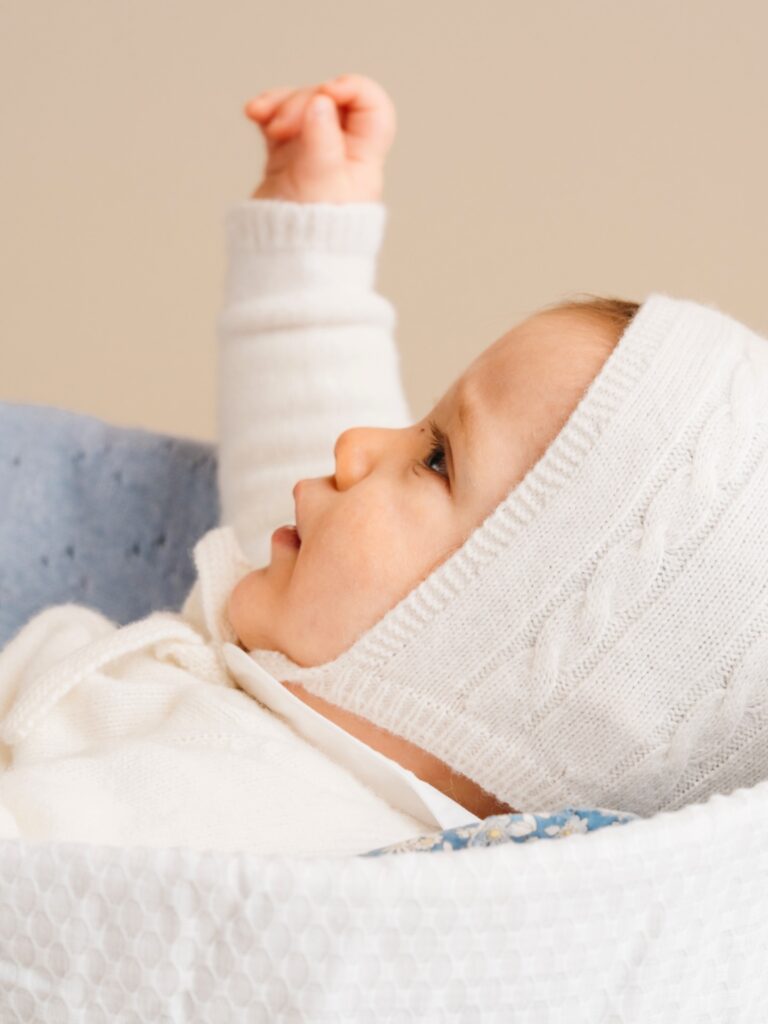 ベビーのボンネット姿の愛おしさ「可愛い…♡」ヨーロッパ製のカシミア混ニットが叶える軽やかなあたたかさと、タイムレスな可愛さ。特別な日も、はじめてのお出かけも。思い出に残る一着です。🤍 ボンネット・トップス・ボトムス 3点セット🤍 ヨーロッパ製カシミア混素材🤍 男の子にも女の子にも#アマイアキッズ #amaiakids #amaiajapan #ベビーギフト #ベビーウェア #出産祝い #ベビーギフト #ベビーシャワーギフト #男の子ベビーママ #女の子ベビーママ #VERY掲載 #英国子供服 #海外ベビー服 #ベビーボンネット @amaia_japan⁡▼オンラインショップhttps://amaia.jp