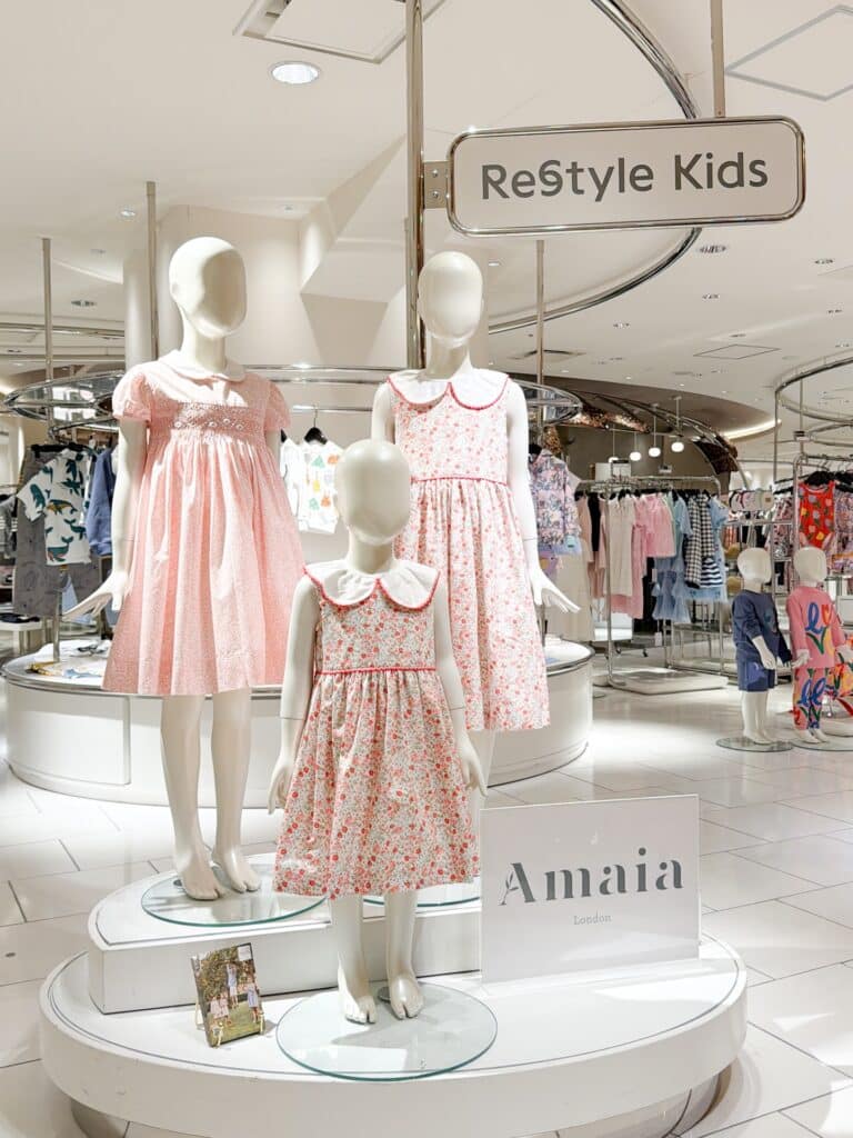 伊勢丹新宿店Amaia Kids SS26 POP UP️期間 : 3月4日（水）〜3月10日（火）️場所 : 伊勢丹新宿店本館6階 リ・スタイルキッズリバティ柄や果実柄、ストライプやチェックなどをAmaiaならではの感性で愛らしくも上品なラインナップ人気のヘアアクセサリーや、新作リバティバッグも揃えています。期間中、税込30,000円以上お買い上げの方にオリジナル『リバティ柄 ポケットティッシュカバー』をプレゼント（なくなり次第終了）伊勢丹新宿店からスタートするAmaia Kidsのポップアップ。この機会にぜひご覧ください♡#アマイアキッズ #amaiakids #amaiajapan #伊勢丹新宿店 #出産祝い @amaia_japan⁡▼オンラインショップhttps://amaia.jp