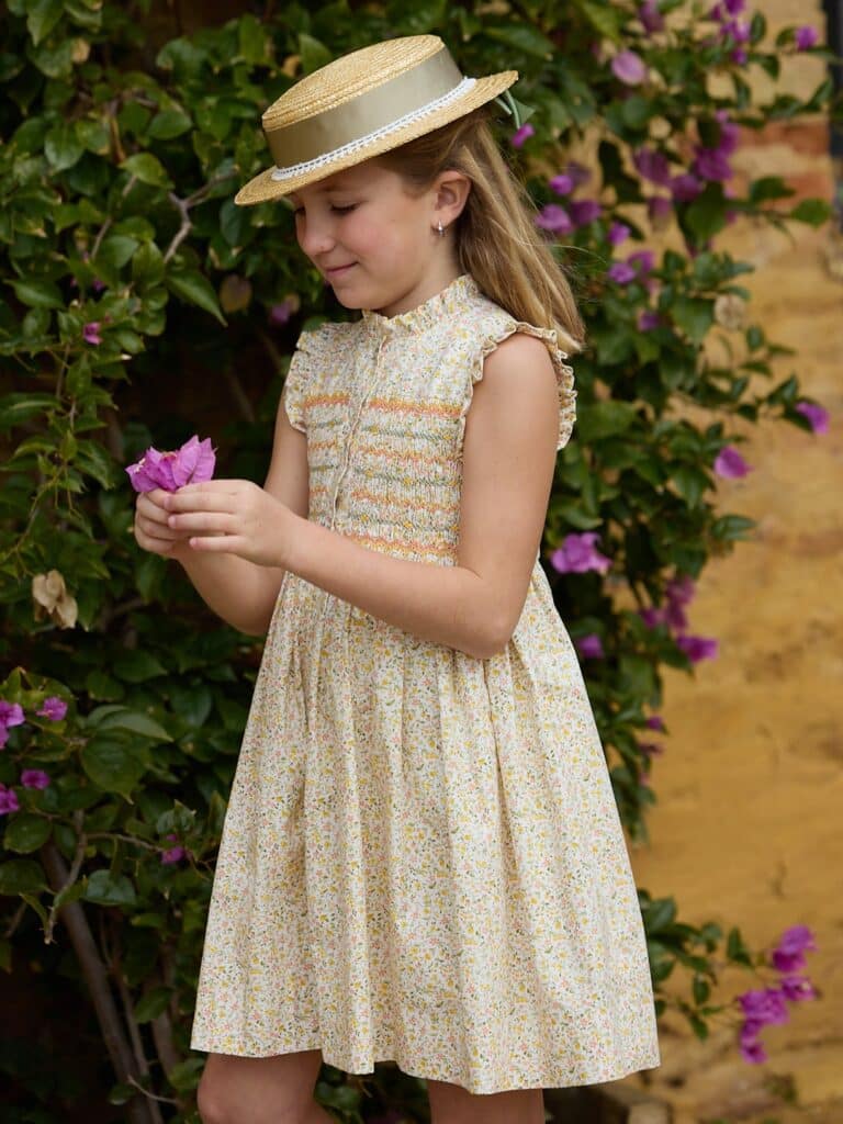 ブランドを代表する、美しい手仕事Amaia Kidsならではのスモッキング刺繍入りワンピース「Hydrangea dress」。一枚一枚丁寧に仕立てられた、繊細なスモッキング刺繍🪡🧵イエロー、コーラル、セージの糸が織りなす華やかなデザインは、特別感あふれる価値ある一着です。職人技が息づくぬくもりと、Amaia Kidsが誇る洗練されたベビー・子ども服の美しさをぜひ。お洋服の合わせるグリーン系のヘアアクセサリーなら、モデル着用カラー「Spring moss」リネン素材なら「Apple green」 がおすすめ♡#アマイアキッズ #amaiakids #amaiajapan #女の子ワンピース #キッズフォーマル @amaia_japan⁡▼オンラインショップhttps://amaia.jp