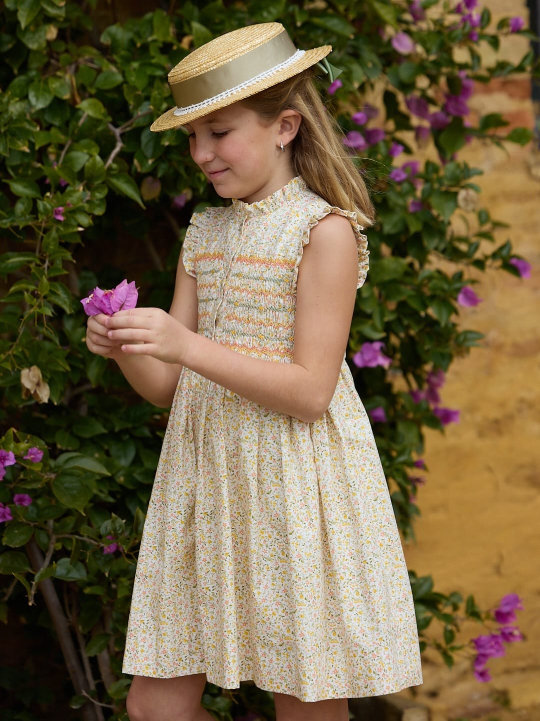 ブランドを代表する、美しい手仕事Amaia Kidsならではのスモッキング刺繍入りワンピース「Hydrangea dress」。一枚一枚丁寧に仕立てられた、繊細なスモッキング刺繍🪡🧵イエロー、コーラル、セージの糸が織りなす華やかなデザインは、特別感あふれる価値ある一着です。職人技が息づくぬくもりと、Amaia Kidsが誇る洗練されたベビー・子ども服の美しさをぜひ。お洋服の合わせるグリーン系のヘアアクセサリーなら、モデル着用カラー「Spring moss」リネン素材なら「Apple green」 がおすすめ♡#アマイアキッズ #amaiakids #amaiajapan #女の子ワンピース #キッズフォーマル @amaia_japan⁡▼オンラインショップhttps://amaia.jp