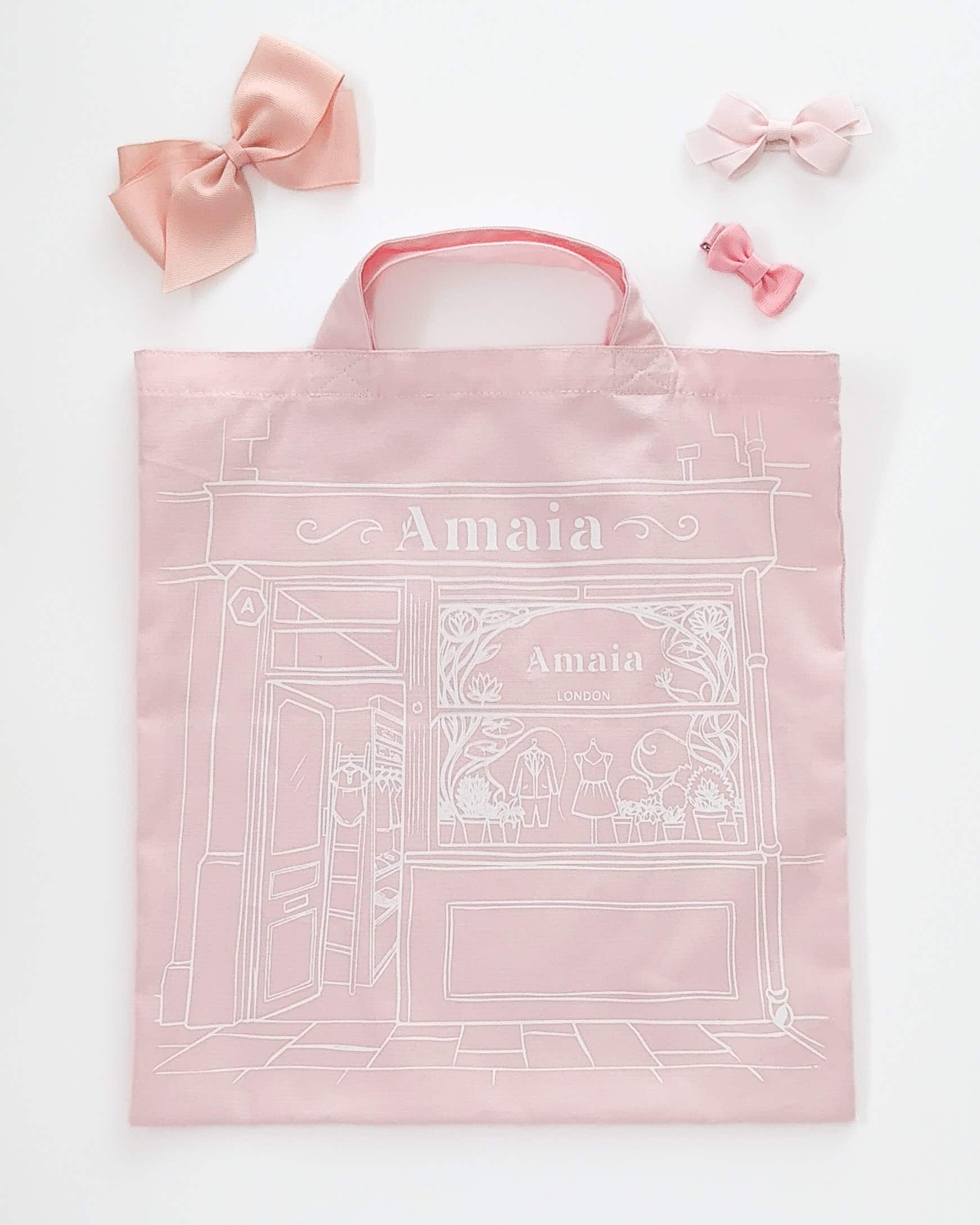 Amaia Kids ノベルティ📸1️⃣アウターご購入で「オリジナルサブバッグ」プレゼントサイズ：縦33.5cm × 横31.5cmやわらかなピンクカラーで、「Amaia London」本店のイラストが描かれた非売品のバッグです♡📸2️⃣税込35,000円以上お買い上げのお客様に「オリジナル リバティ柄ポケットティッシュカバー」をプレゼント※ノベルティは数量限定。なくなり次第終了。#アマイアキッズ #amaiakids #amaiajapan #ヘビー服 #ベビーギフト@amaia_japan⁡▼オンラインショップhttps://amaia.jp
