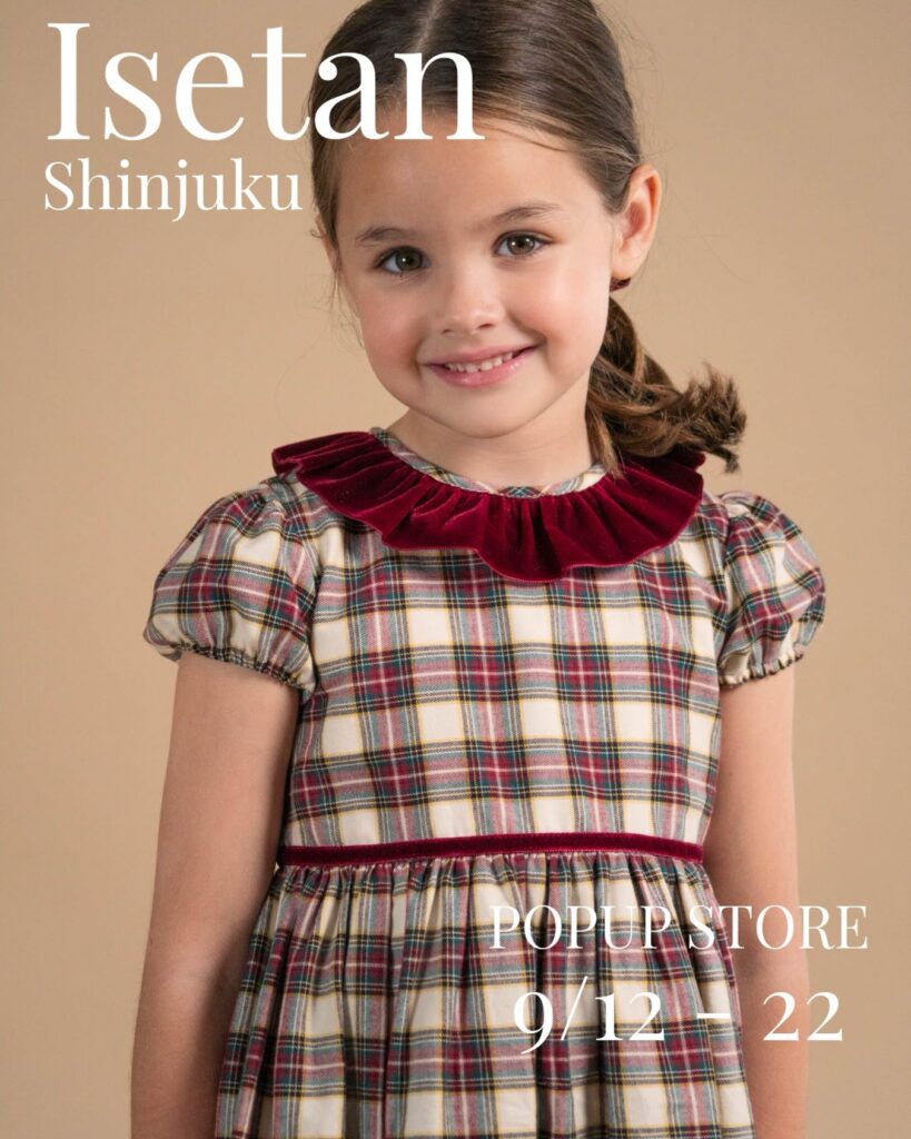 伊勢丹新宿店Amaia Kids AW26 POP UP️期間：2026年9月12日（土）〜9月22日（火）️場所：伊勢丹新宿店 本館6階 リ・スタイルキッズ今季は、Amaia Kidsのアイコンでもあるスモッキング刺繍アイテムをはじめ、リバティプリントや可憐なフラワーモチーフ、英国らしい色彩が魅力の幅広いラインナップ。店頭では、スモッキング刺繍を施した「リバティプリントワンピース」2型を先行販売英国伝統のスモッキング刺繍を、職人が一針一針丁寧に施した特別なワンピースです🪡🧵また、Amaia Kidsを代表する人気のコートも展示予定期間中、コートをご購入の方には、非売品の「オリジナルサブバッグ」をプレゼント。税込35,000円以上ご購入の方には、「オリジナルリバティ柄 ポケットティッシュカバー」をプレゼント※いずれも先着順。なくなり次第終了。英国のクラフトマンシップが息づく、Amaia Kidsならではの世界観をぜひお楽しみください♡#アマイアキッズ #amaiakids #amaiajapan #伊勢丹新宿店 #シャーロット王女@amaia_japan⁡▼オンラインショップhttps://amaia.jp