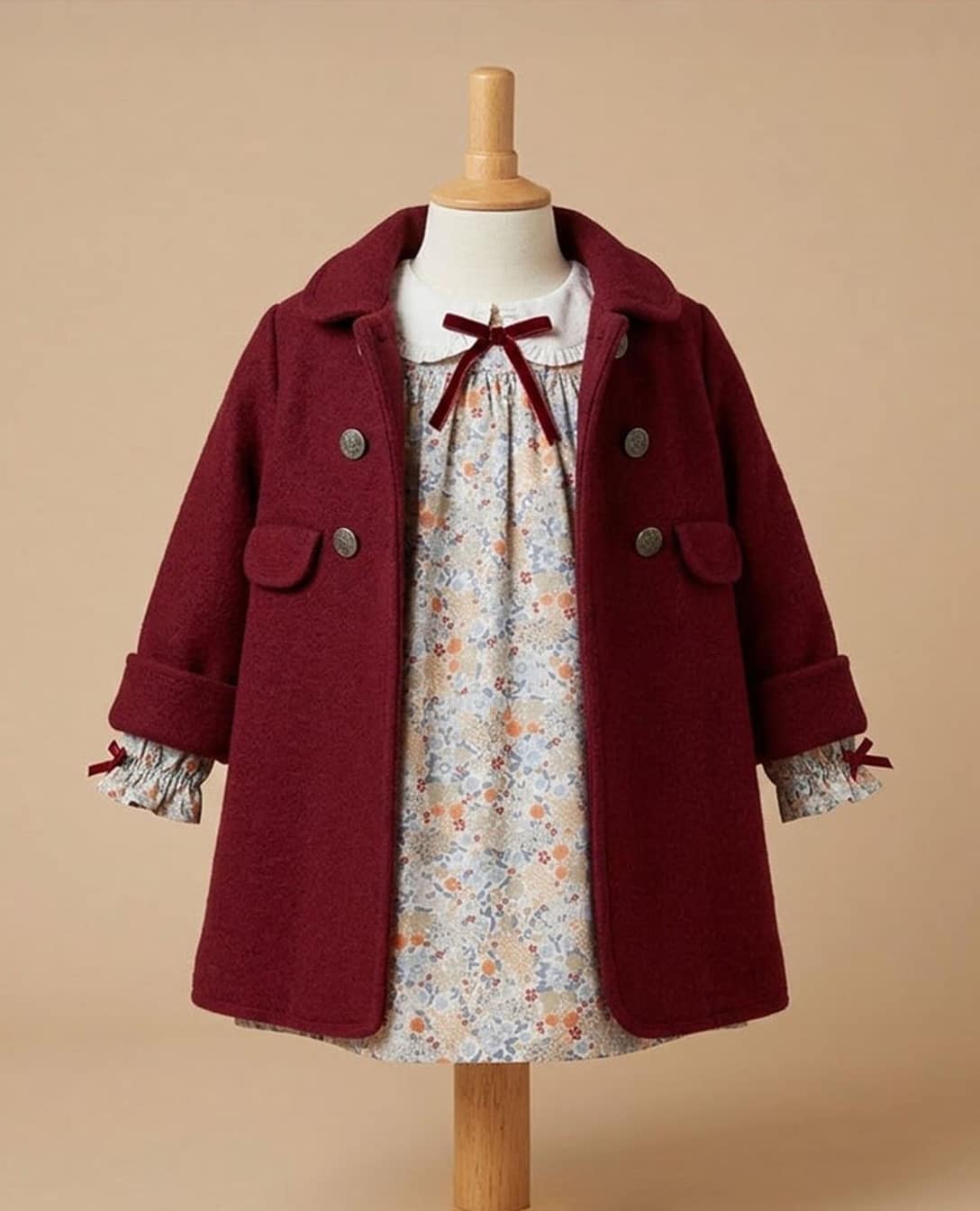 人気のバーガンディコート♡Amaia Kidsを代表する「Razorbil coat」。バーガンディカラーは、幼き頃のシャーロット王女が初登園の日にお召しになったコートとして、世界中で注目を集めました時を重ねても色褪せない、Amaiaのアイコニックなコート。今年も、この季節がもうすぐ♡#アマイアキッズ #amaiakids #amaiajapan #シャーロット王女 #イギリス王室 @amaia_japan⁡▼オンラインショップhttps://amaia.jp